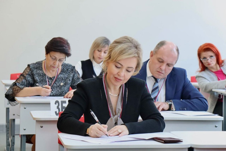 Председатель комитета общего и профессионального образования Ленинградской области Вероника Реброва присоединилась к Всероссийской акции «Сдаём вместе. День сдачи ЕГЭ родителями»..